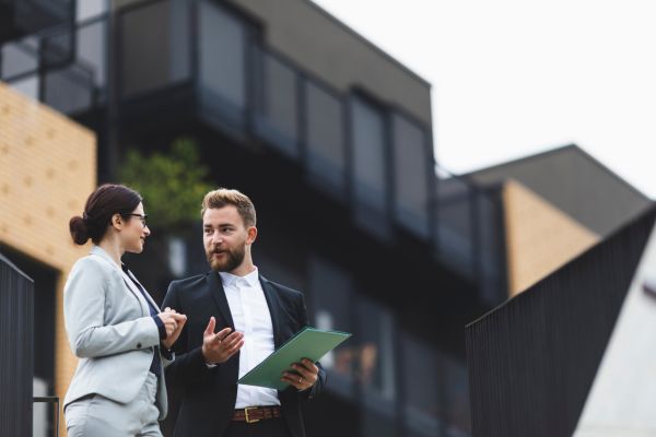 Passer par une agence pour la gestion locative de son bien à Suresnes